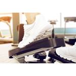 Mini-Stepper-Test: Ein Fuß auf einem Pedal eines Mini-Steppers. 