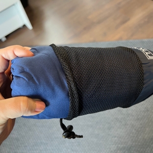 Miqio-2in1-Hüttenschlafsack wird zur Hälfte aus dem Transportbeutel gezogen