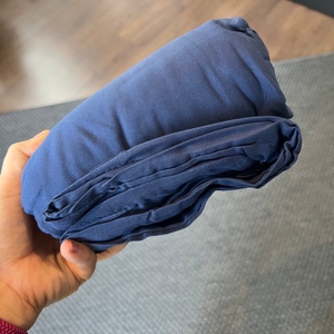 Eingerollter Miqio-2in1-Hüttenschlafsack in der Hand