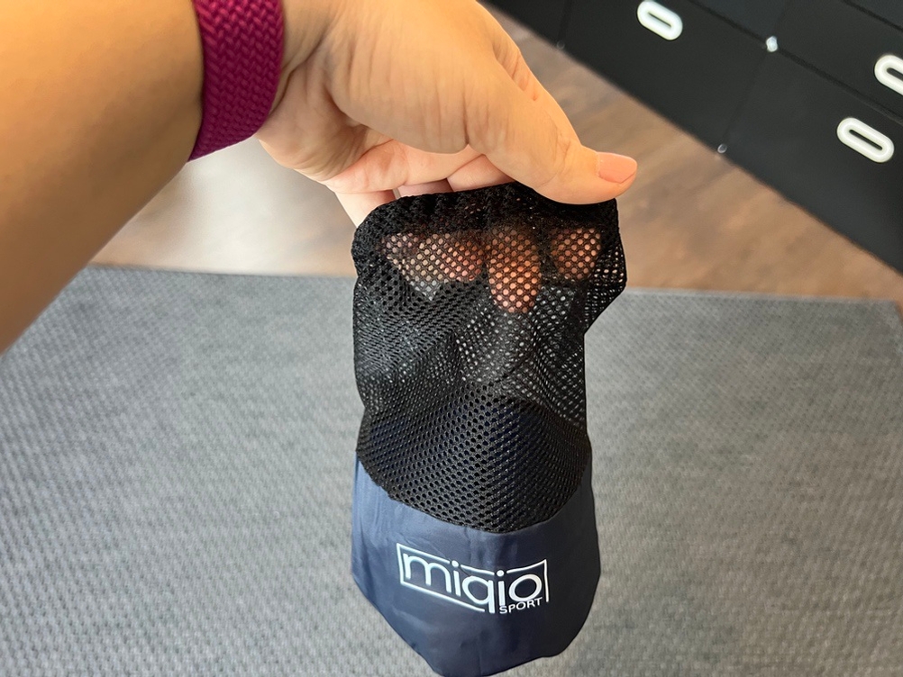 Leerer Transportbeutel wird in der Hand gehalten