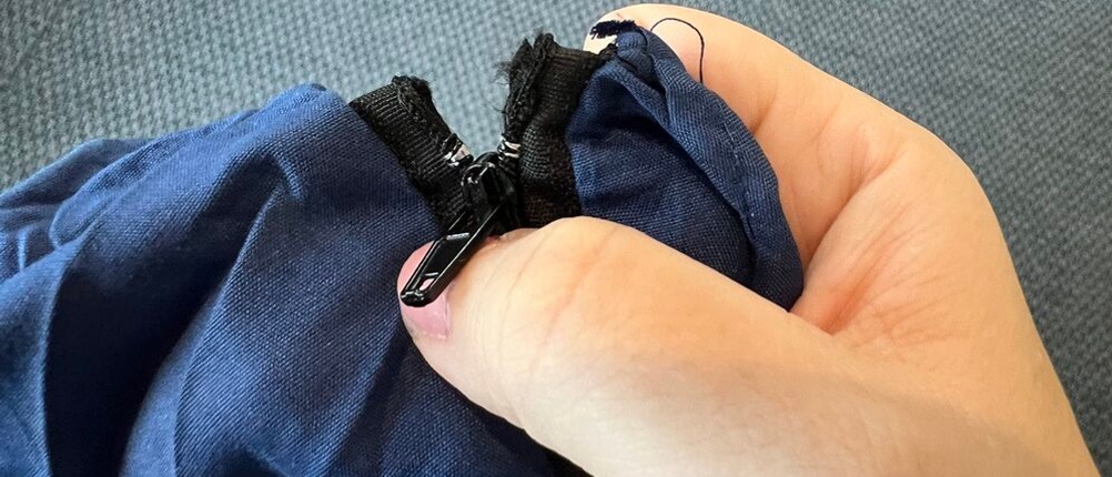 Reißverschluss beim Miqio-2in1-Hüttenschlafsack unsauber vernäht