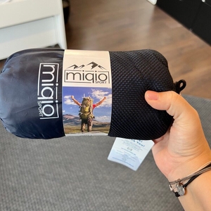 Transportbeutel mit Pappe drumherum beim Miqio-2in1-Hüttenschlafsack