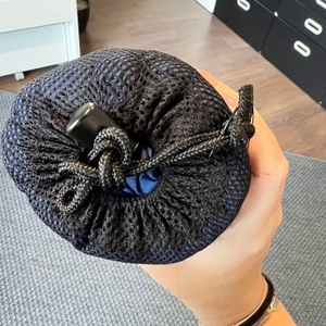 Druckverschluss zum Öffnen des Miqio-2in1-Hüttenschlafsack