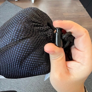 Zwei Finger öffnen Druckverschluss beim Miqio-2in1-Hüttenschlafsack