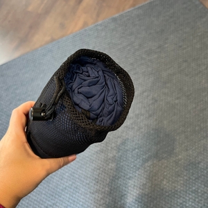 Geöffneter Transportbeutel des Miqio-2in1-Hüttenschlafsacks