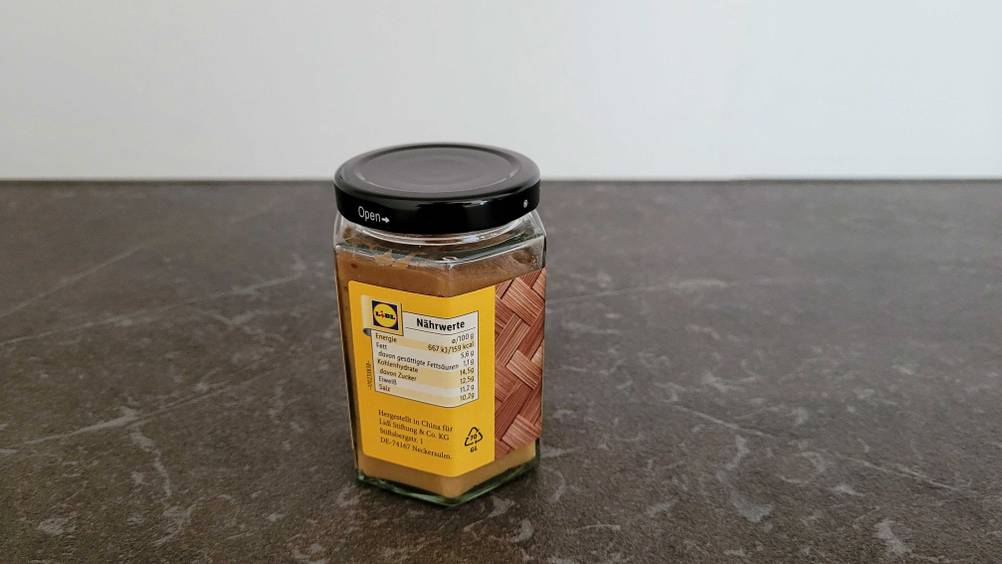 Miso-Paste getestet: Ein Glas von hinten mit Angaben zu den Nährwerten.