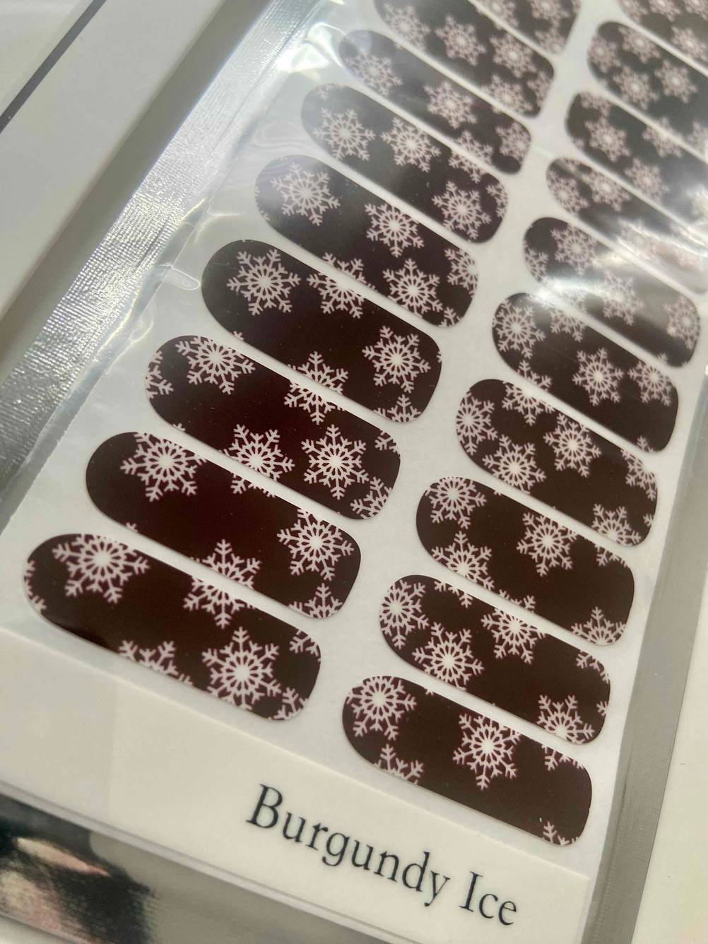 Im Test: Detailansicht Nagelfolie schwarz mit Sternen.