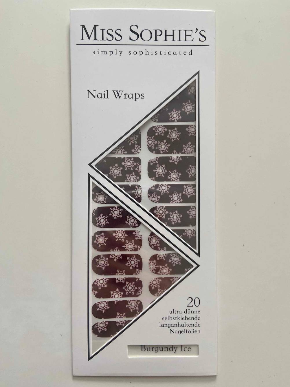 Im Test: Eine Packung Miss Sophie's Nagelfolie liegt auf weißer Fläche.