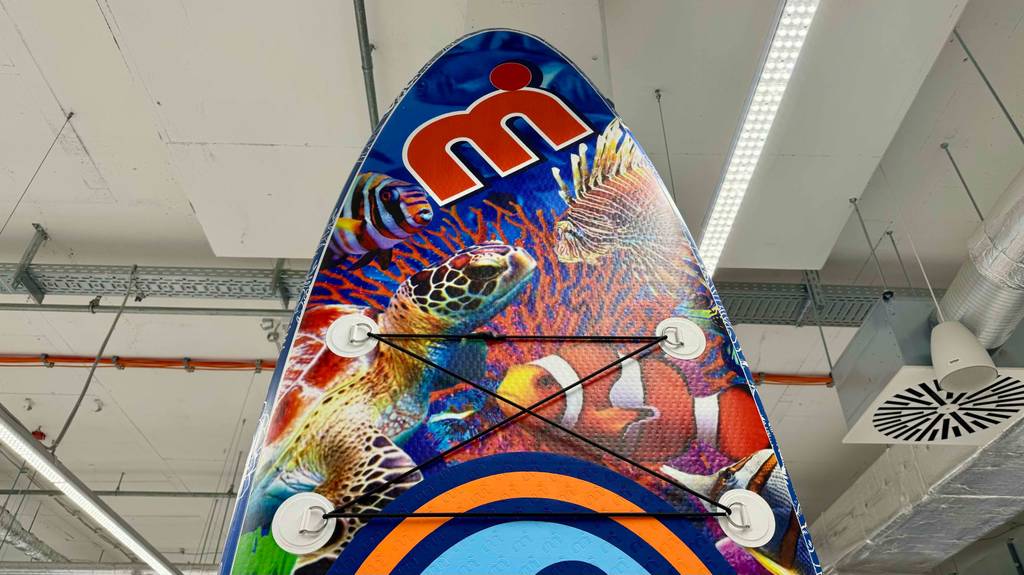 Blick auf die Spitze von einem getesteten SUP-Allrounder in Meeresdesign.