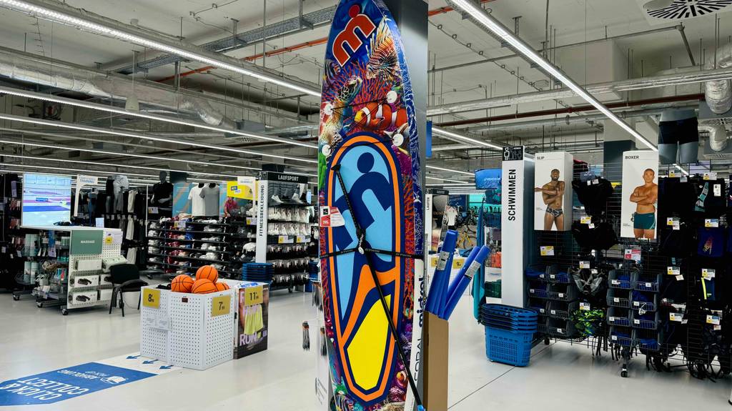 Ein SUP-Allrounder steht zum Testen in einer großen Verkaufshalle.