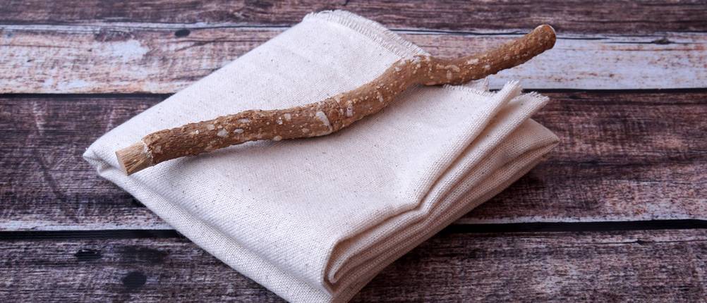 ein Stück Miswak liegt auf einem gefaltetem Tuch