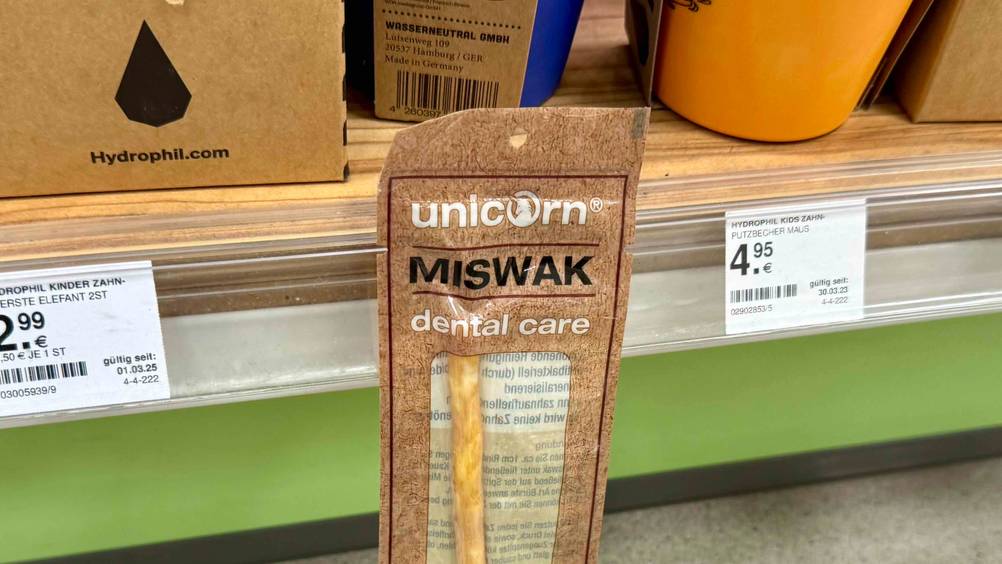 Miswak im Test: Nahaufnahme der Verpackung mit Logo und Artikelbezeichnung.