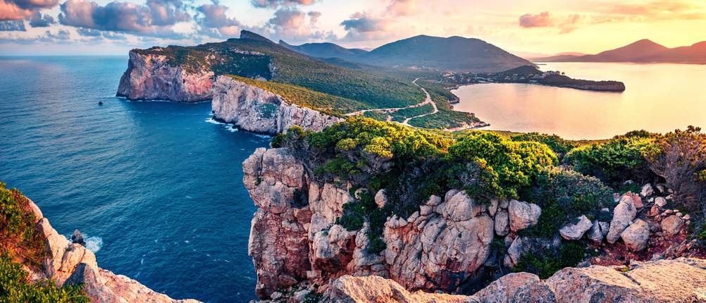Eine Küste Sardiniens bei Sonnenaufgang.