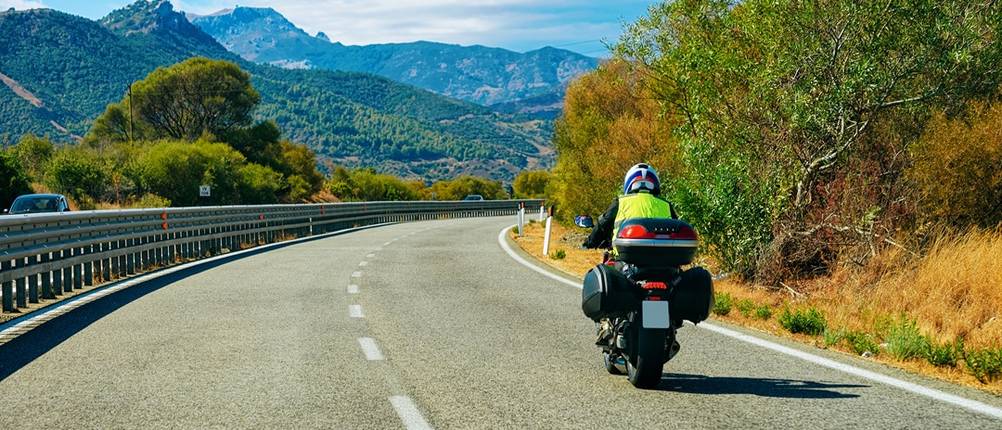 Motorradfahrer auf Autobahn auf Sardinien.