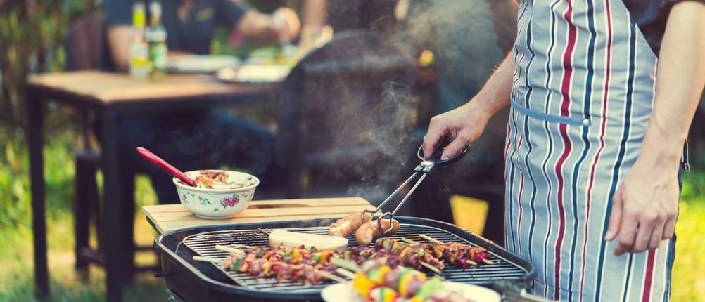 mit-holzkohle-am-saeulengrill