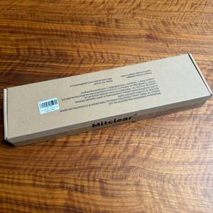 Der Karton vom Mitclear ‎IKU-110146 liegt auf einem Tisch