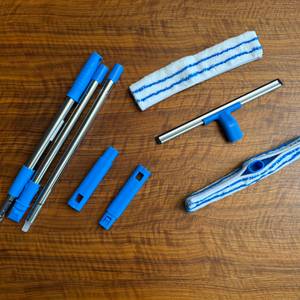 Der Lieferumfang vom Mitclear ‎IKU-110146 liegt auf einem Tisch