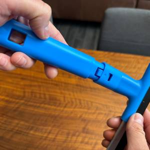 Eine Hand befestigt eine kurze Verlängerung am Abzieher vom Mitclear ‎IKU-110146