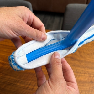 Eine Hand befestigt den Lappen am Wischer vom Mitclear ‎IKU-110146