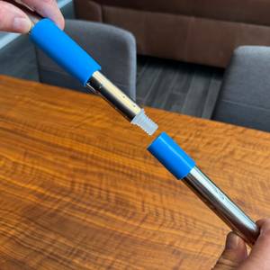 Eine Hand schraubt eine Verlängerung an den Mitclear ‎IKU-110146