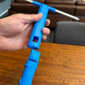 Eine Hand befestigt eine Verlängerung am Mitclear ‎IKU-110146