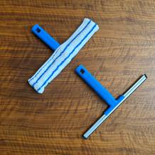 Der Wischer und der Abzieher vom Mitclear ‎IKU-110146 liegen auf einem Tisch