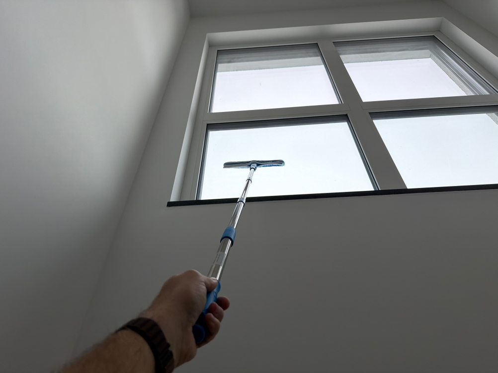 Mit dem Mitclear ‎IKU-110146 wird ein hohes Fenster gewischt