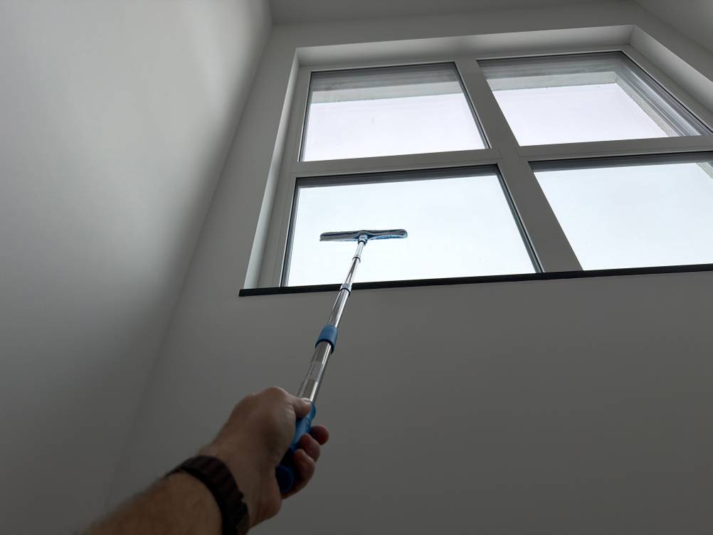 Mit dem Mitclear ‎IKU-110146 wird ein hohes Fenster gewischt