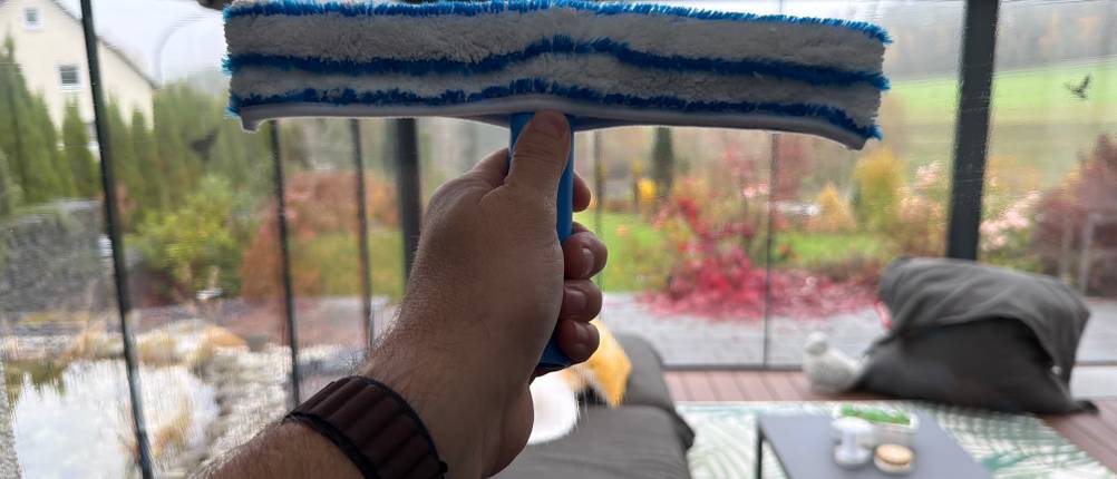 Mit dem Mitclear ‎IKU-110146 wird ein Fenster gewischt