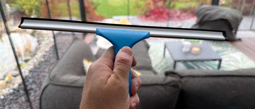 Mit dem Mitclear ‎IKU-110146 wird ein Fenster abgezogen