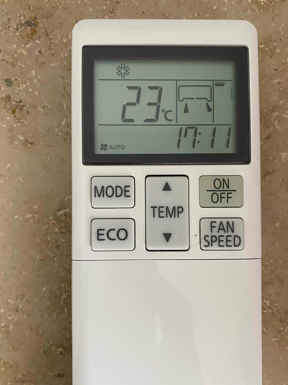 Fernbedienung mit Display einer getesteten Wandklimaanlage.