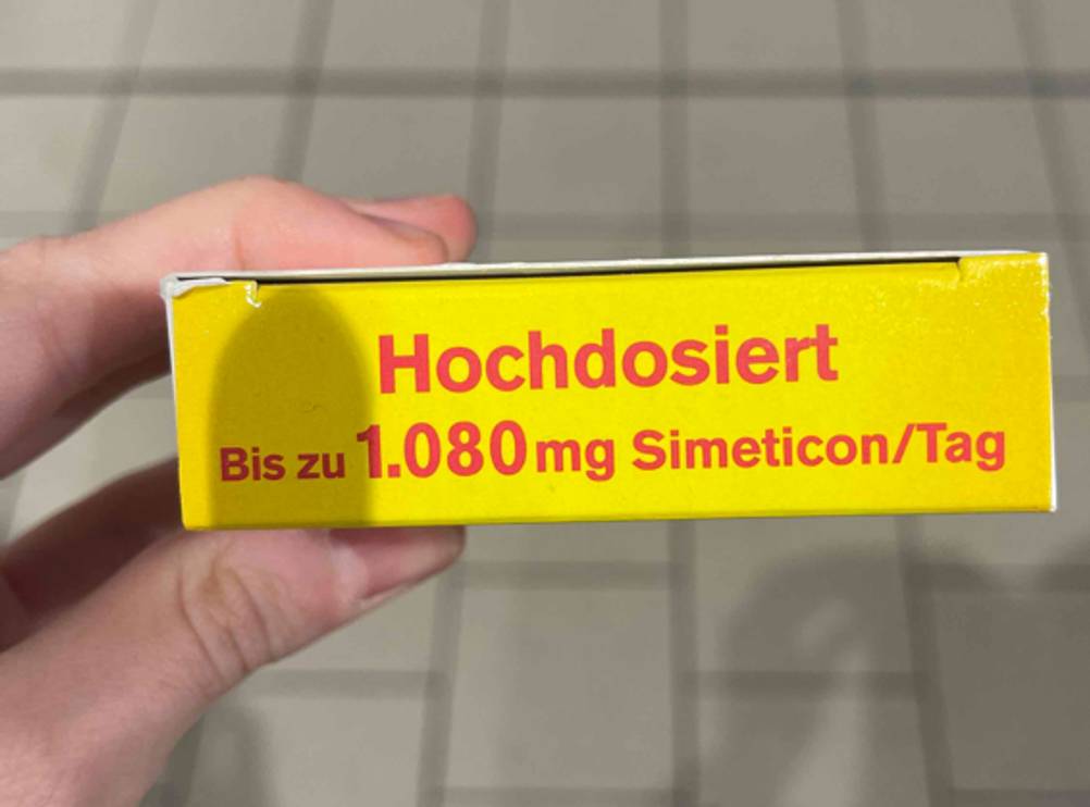 Mittel gegen Blähungen im Test: Auf dem Deckel der Verpackung steht ein Dosierungshinweis.