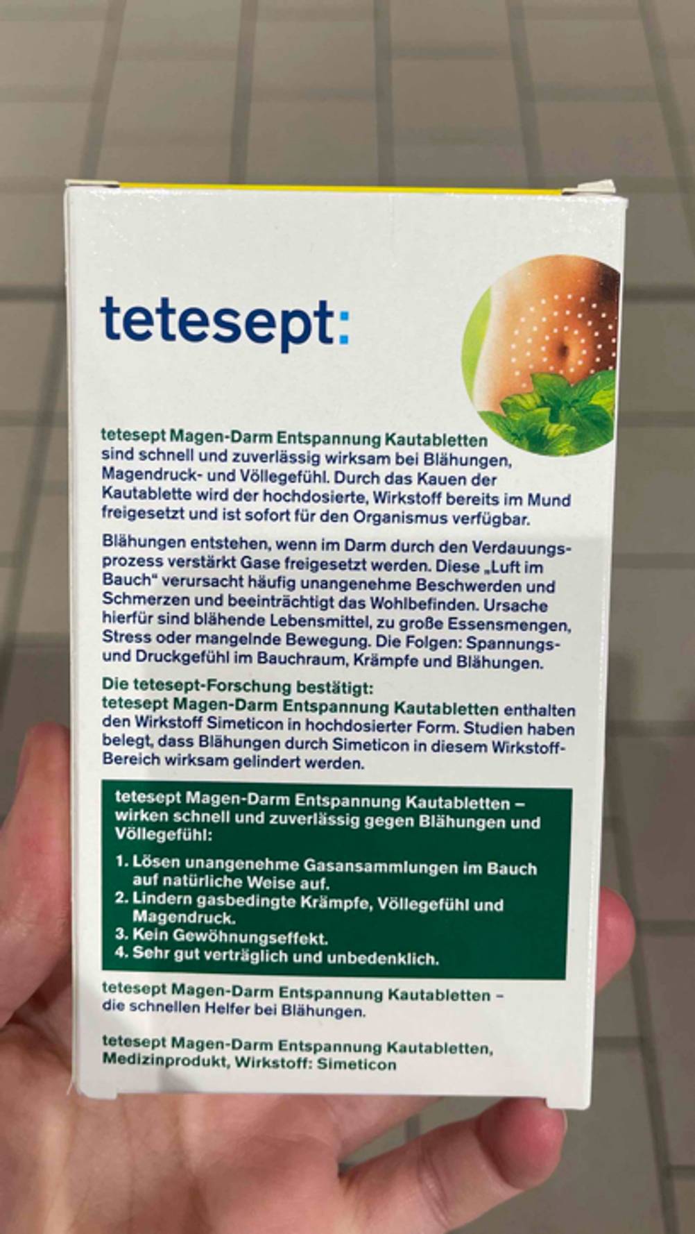 Auf der Rückseite der Verpackung von getestetem Mittel gegen Blähungen stehen Informationen zum Produkt.