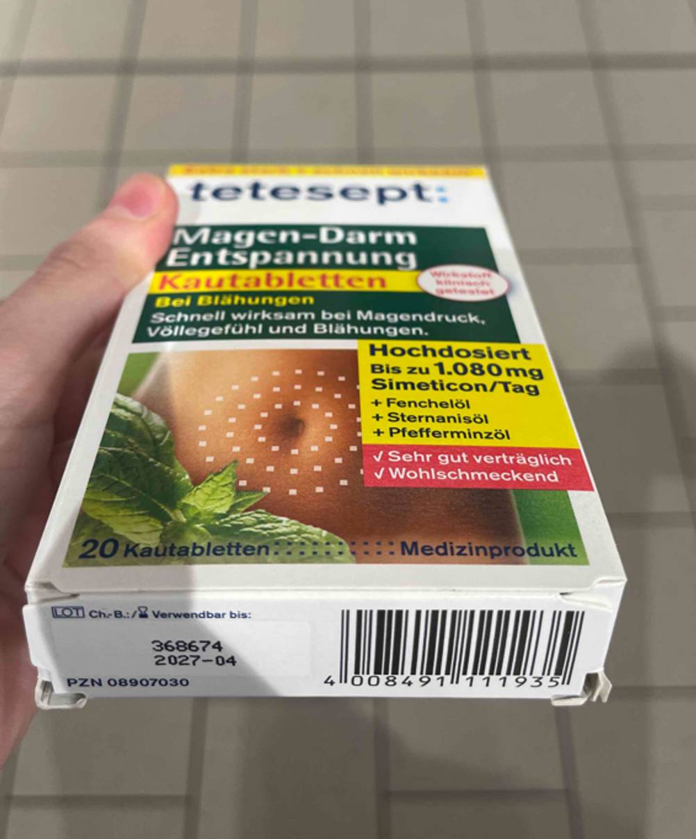Mittel gegen Blähungen im Test: Auf der Unterseite der Verpackung ist das MHD angegeben.
