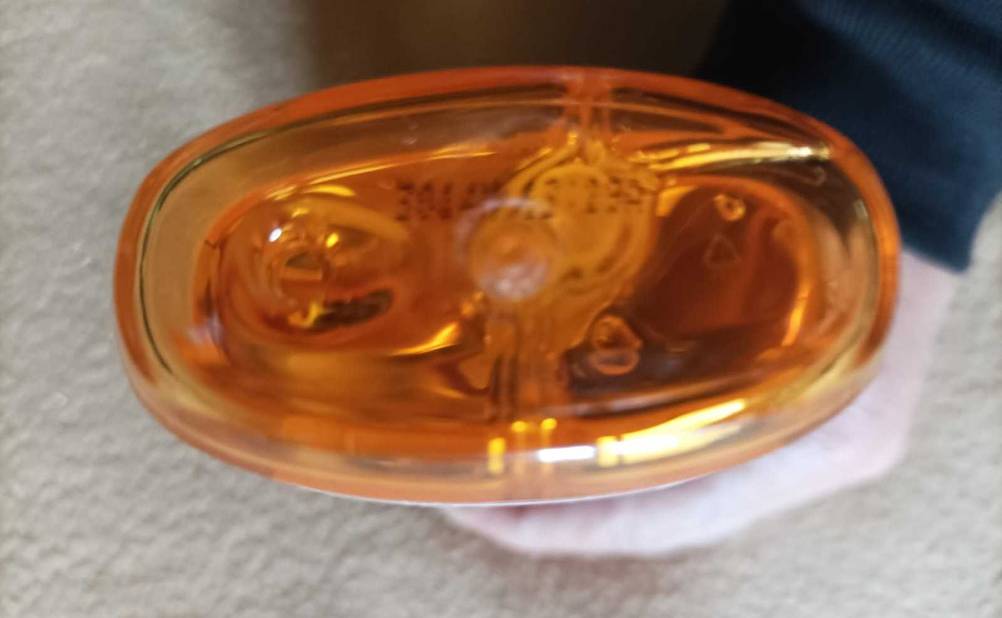 Nahaufnahme des Bodens der Flasche des getesteten Mittel gegen Pickel.