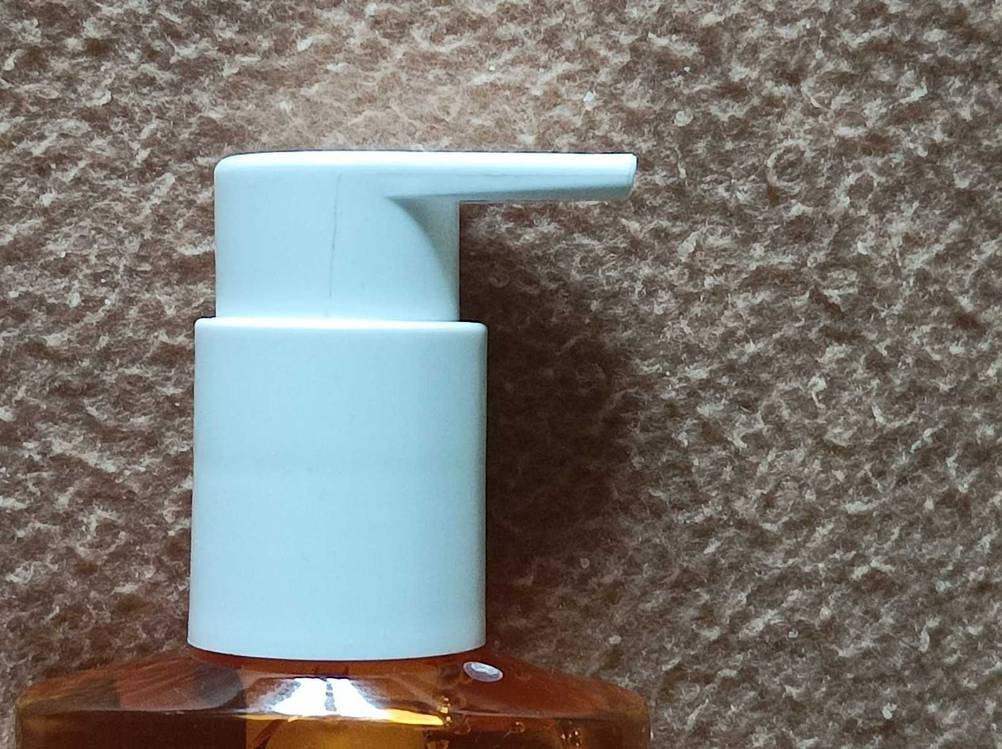 Mittel gegen Pickel im Test: Nahaufnahme des Pumpverschlusses.