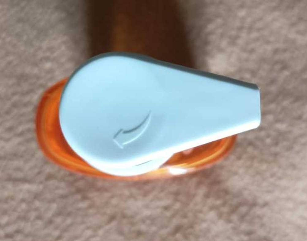 Mittel gegen Pickel im Test: Nahaufnahme des Pumpspenders von oben.
