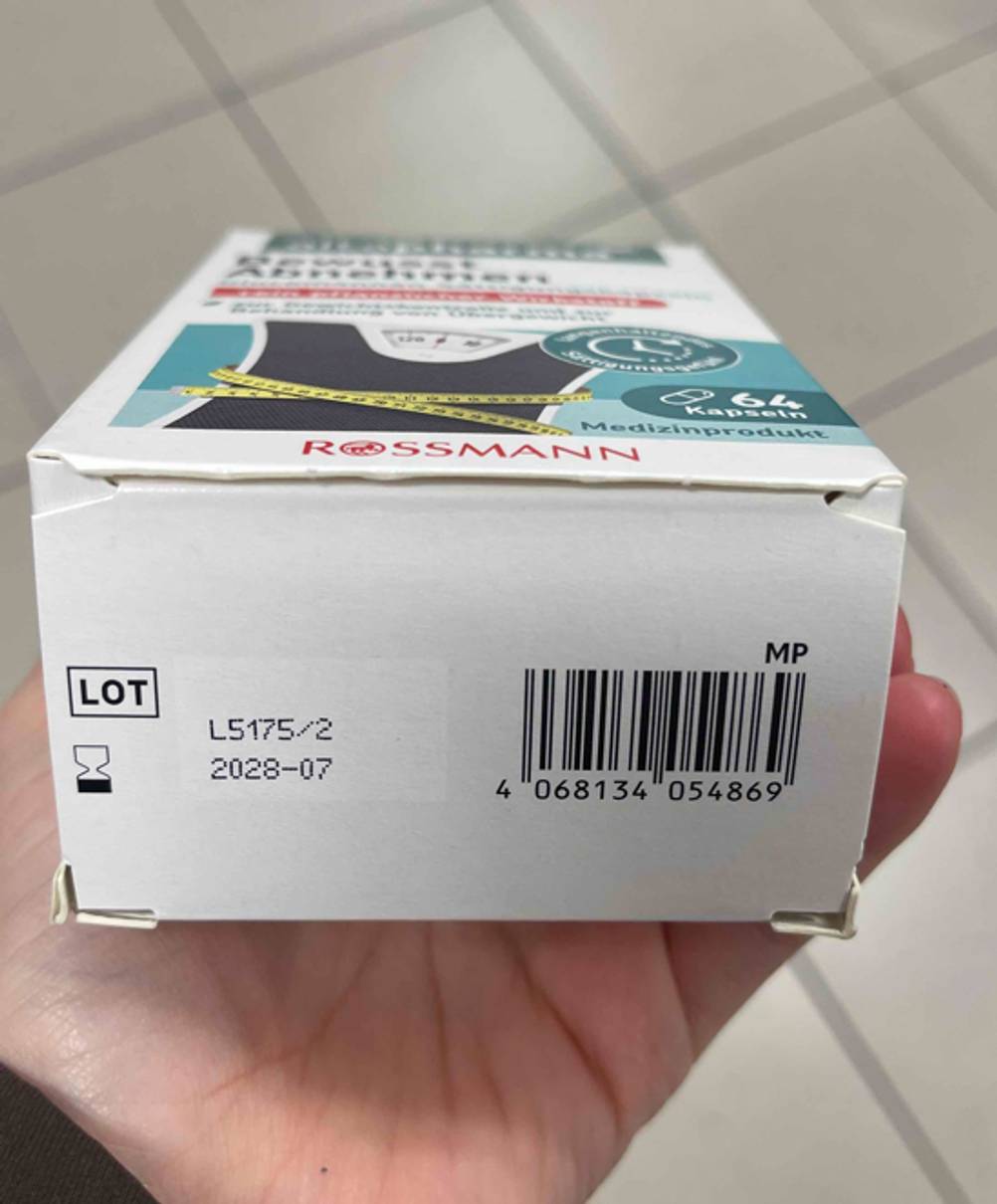 Detailansicht des Haltbarkeitsdatums auf dem weißen Boden einer Verpackung mit dem getesteten Mittel zum Abnehmen.