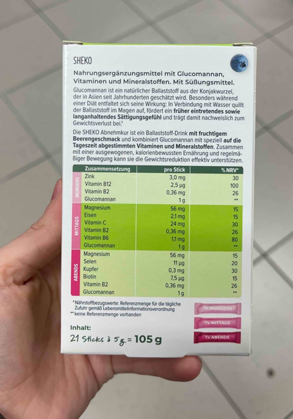 Das getestete Mittel zum Abnehmen in der Packung mit 21 Sticks à 5 g befindet sich in der Schachtel, die von einer Hand gehalten wird.