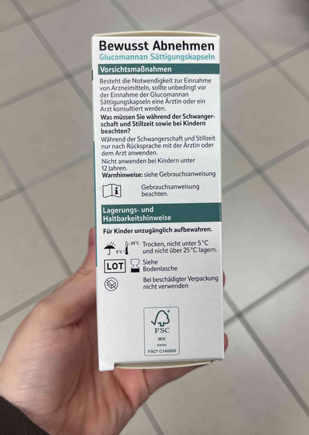 Das Mittel zum Abnehmen im Test befindet sich in der Sättigungskapseln-Packung inklusive Lagerungs- und Haltbarkeitshinweisen.