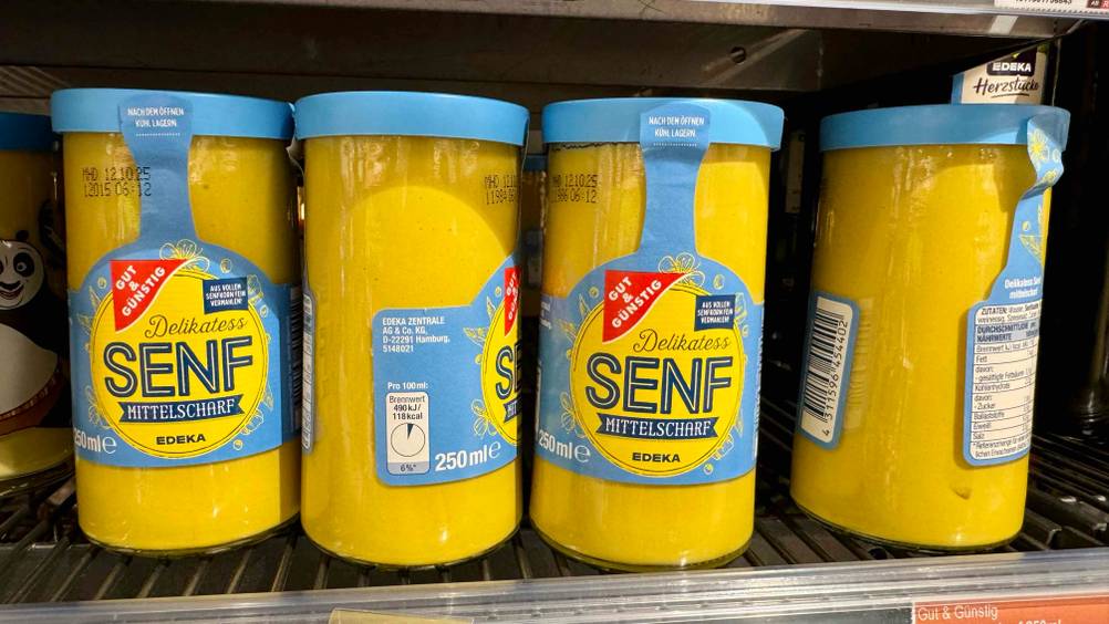 Mehrere Gläser des getesteten mittelschafen Senfes in einem Verkaufsregal.