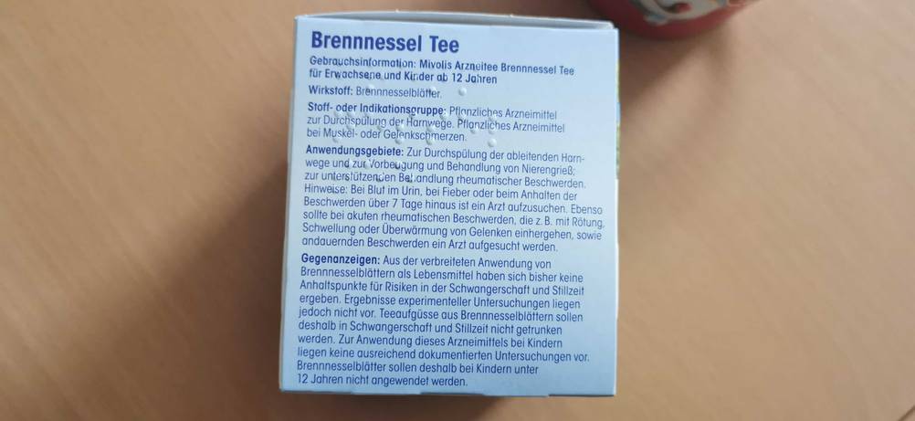 Brennnessel Tee-Test: Aufdruck auf einer Verpackung mit Anwendungs- und Gegenanzeigen-Hinweisen.