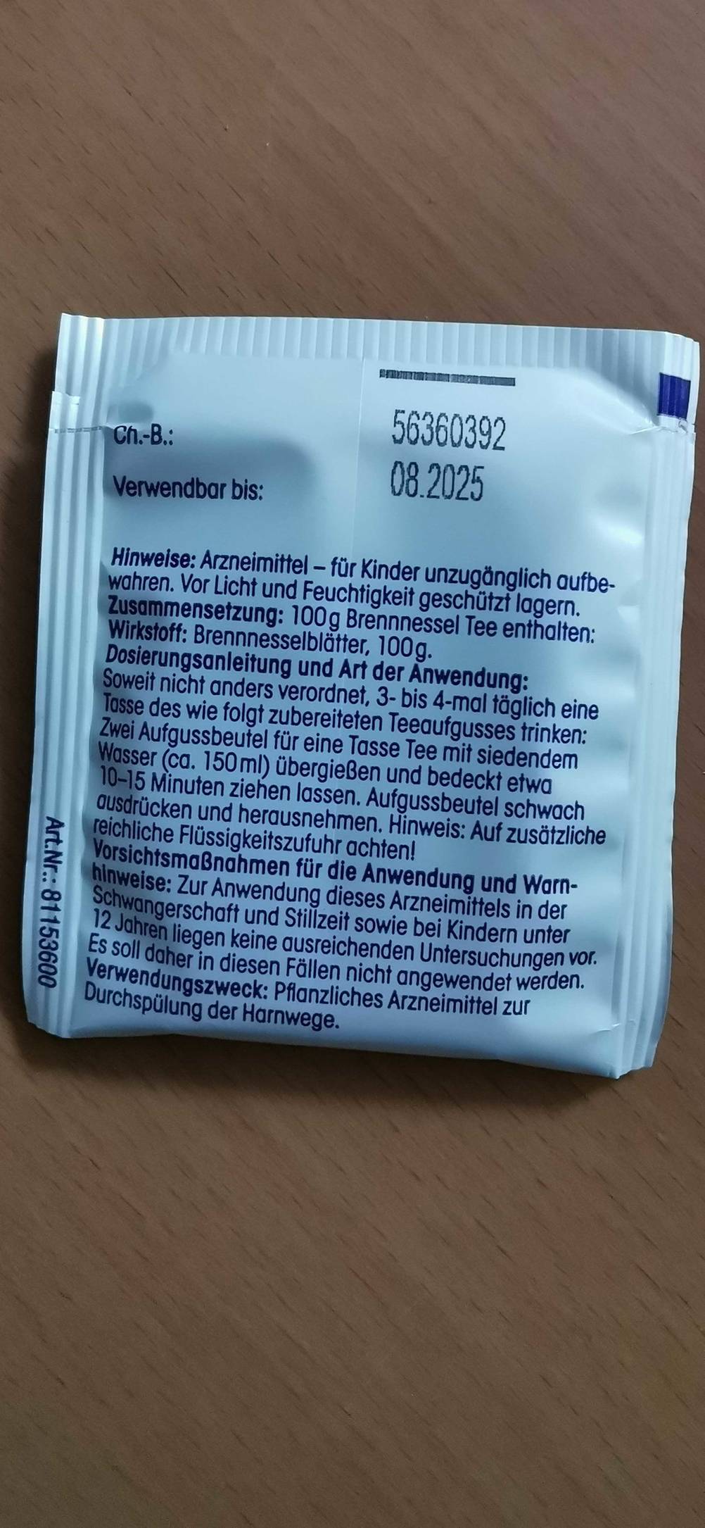 Im Test: Rückseite mit Dosierungs- und Anwendungshinweisen eines verpackten Teebeutels mit Brennnesseltee.