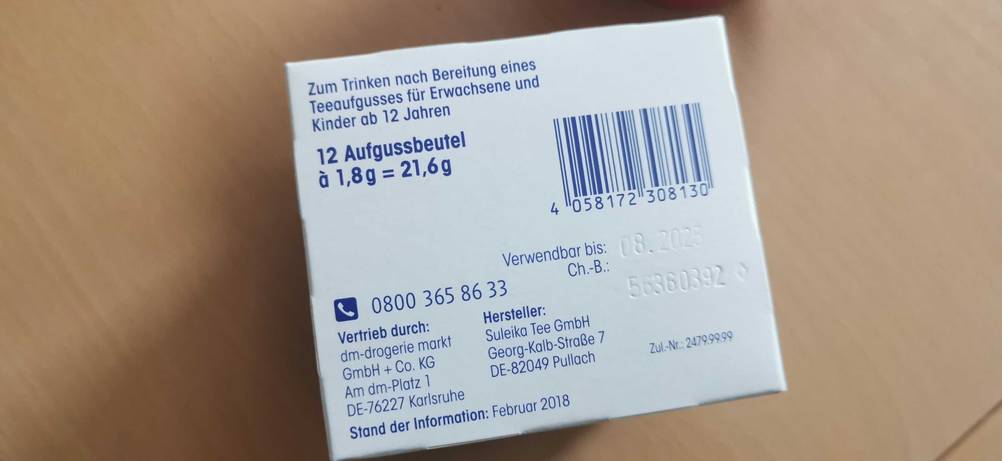 Brennnesseltee-Test: Hinweis auf einer Packung auf Hersteller und Inhalt.