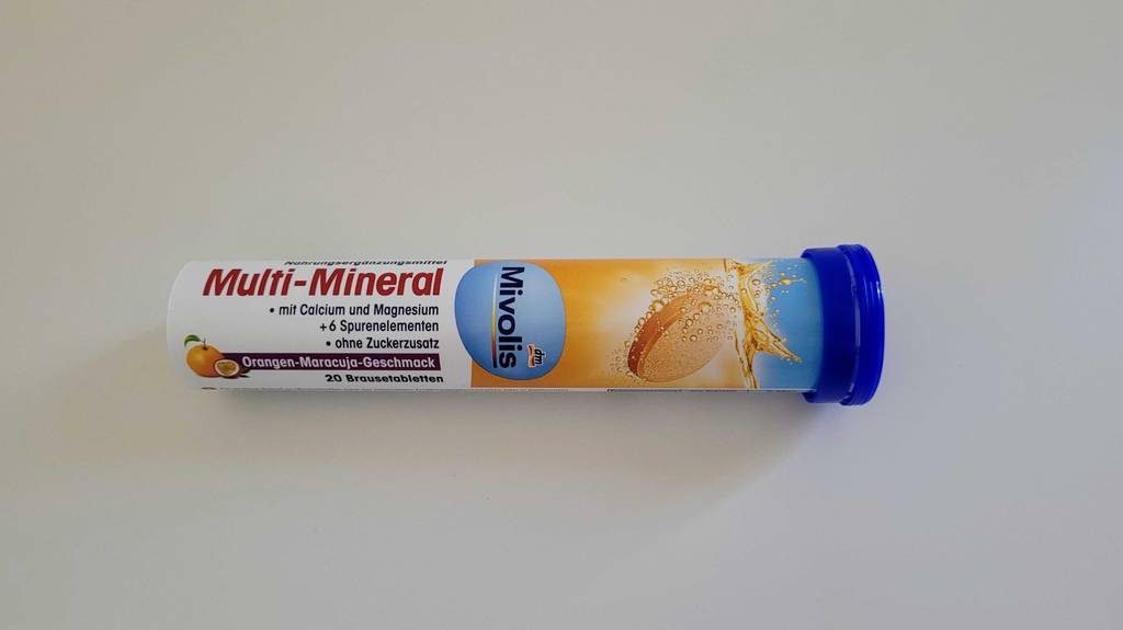 Im Test: Auf der Vorderseite eines Döschens Mineralstoff stehen Informationen zum Inhalt und zur Geschmacksrichtung.