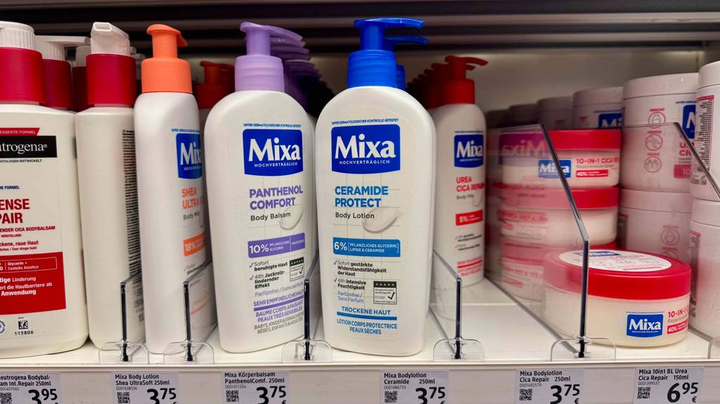 In einem Regal stehen mehrere Spender-Flaschen mit getesteter Bodylotion für trockene Haut.
