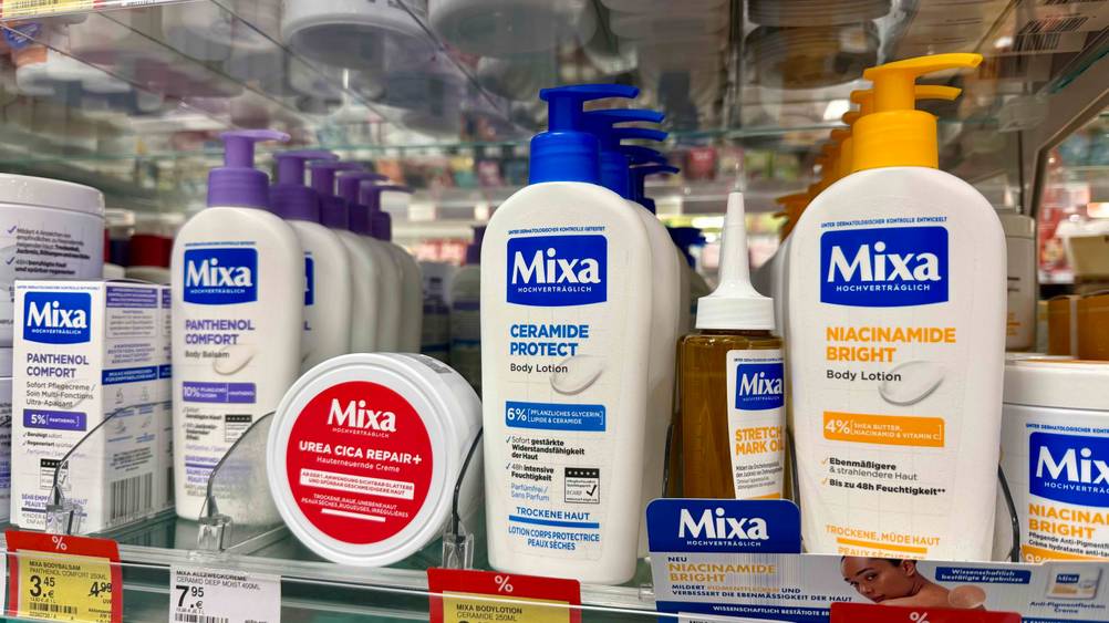 Mehrere Mixa-Produkte in einem Verkaufsregal.