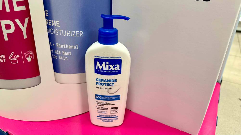 Mixa-Produkte im Test: Eine Flasche steht auf einem Aufsteller.