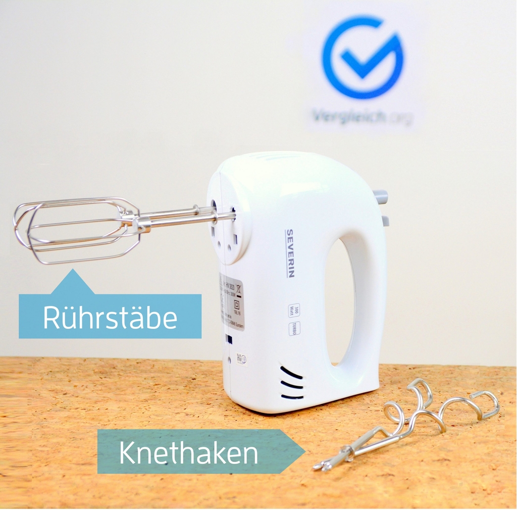 Handmixer-Test: Ein Handmixer steht mit montierten Rührstäben auf einem Tisch, daneben liegen die Knethaken.