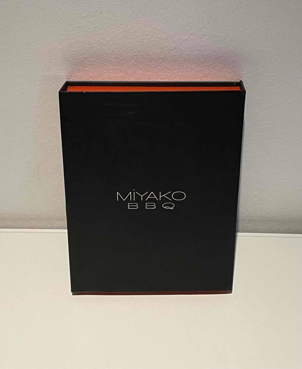 Steakbesteck im Test: Eine schwarze Geschenkverpackung der Marke Miyako steht vor weißem Hintergrund.